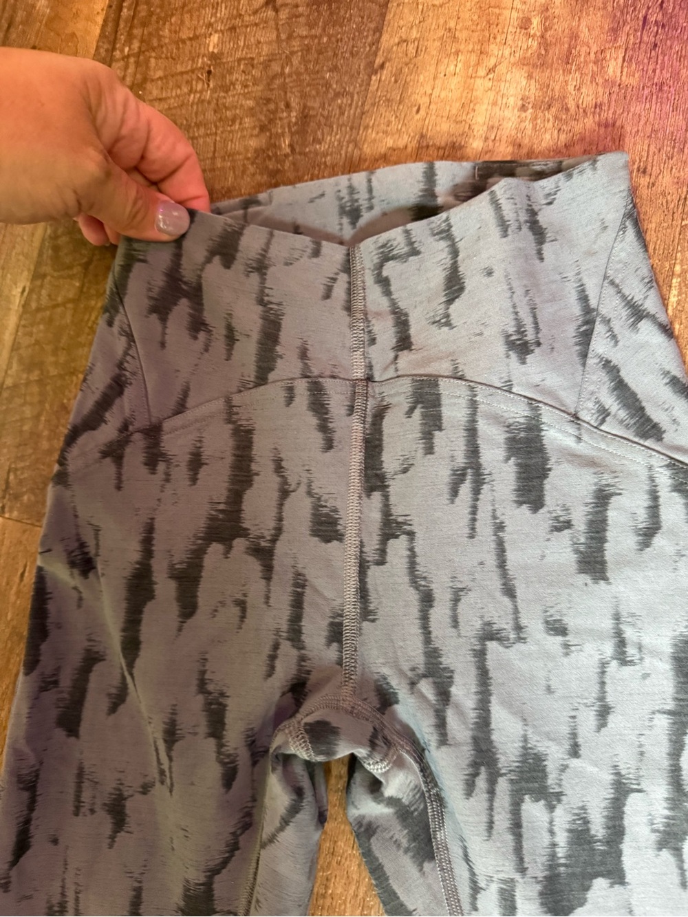lululemon athletica Gray Patterned Leggings with Black Brushstroke Print - Picture 2 of 5